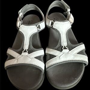 Clarks women in motion White Sandals size 8